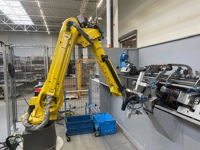 Robot przemysłowy obsługujący maszynę